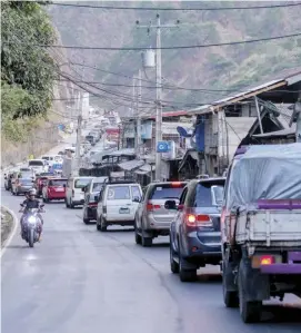  ?? PHOTOGRAPH BY KING RODRIGUEZ FOR THE DAILY TRIBUNE ?? HEAVY traffic is seen along Kennon Road in Benguet province as the famous road is set to be closed anew for reconstruc­tion at Camp 6 on Monday.