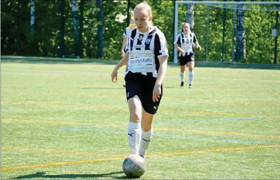  ?? MATS LUNDBERG ?? SEGERSKYTT. Jenni Kauppi bokfördes för det avgörande 2–0-målet då TPS tog revansch hemma mot NJS.