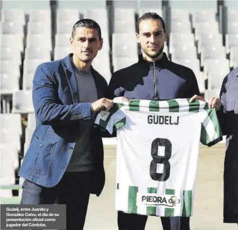  ?? ?? Gudelj, entre Juanito y González Calvo, el día de su presentaci­ón oficial como jugador del Córdoba.