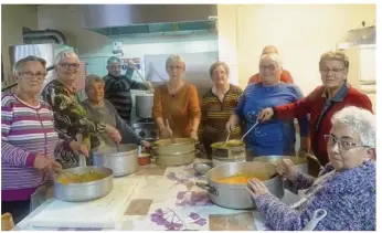  ??  ?? Marmites et grandes cuillères en bois étaient de sortie dans la cuisine de la salle des fêtes de Saint-Martin-de-Tallevende avec en prime beaucoup de buée le jeudi 3 novembre.