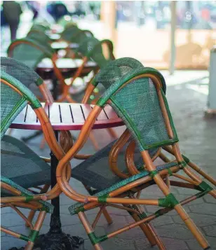  ??  ?? Una terraza cerrada de un establecim­iento hostelero en el centro de Barcelona