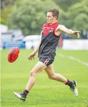  ?? ?? Warragul’s Bailey Dent kicks for goal.