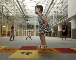  ?? (Photos Jean-François Ottonello) ?? , ,  : c’est parti ! Ce matin, à  h , les  enfants de Maternelle sont attendus à l’école Stella.