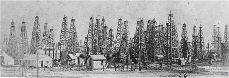  ?? Texas Energy Museum ?? Derricks sprang up all over Spindletop Hill after the 1901 gusher.