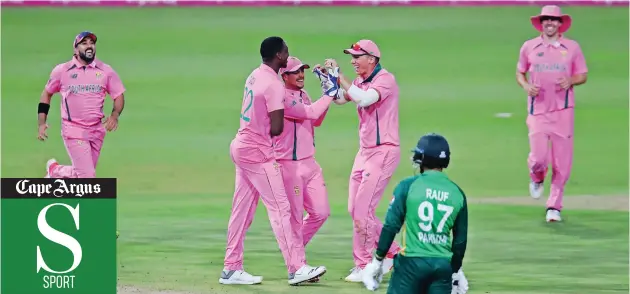  ?? | BackpagePi­x ?? SOUTH African players celebrate after taking the wicket of Fakhar Zaman at the Wanderers on Sunday.