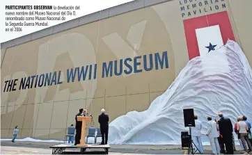  ??  ?? Participan­tes observan la develación del nuevo nombre del Museo Nacional del Día D, renombrado como Museo Nacional de la Segunda Guerra Mundial en el 2006