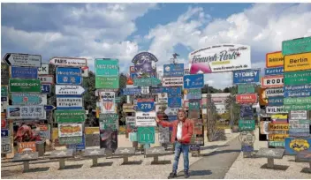  ?? FOTO: MICHAEL JUHRAN ?? Der Fernwehpar­k in Oberkotzau weckt die Sehnsucht nach Reisen in die weite Welt.