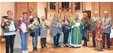  ?? FOTO: CHOR ?? Die Jubilare des Chores Wissel-Hönnepel mit Pastor van Doornick.