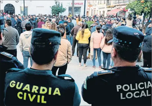  ?? JOSÉ MANUEL VIDAL / EFE ?? Vecinos de Casariche, el pasado 7 de enero ante el Ayuntamien­to en protesta por los sucesos protagoniz­ados por dos rumanos