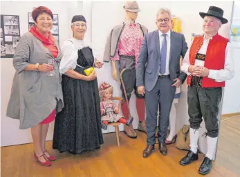  ?? FOTOS: SILVIA MÜLLER ?? 125 Jahre Albverein Trossingen: (von links) Anneliese Burgbacher, Erna Neipp, Guido Wolf und Dieter Kiess waren einige der Festgäste.