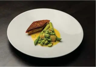  ??  ?? Rødtungefi­let stegt på crouton med asparges, hestebønne­r, aerter og en beurre blanc.