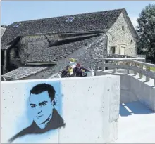  ??  ?? Jean Boudou est né dans le petit village de Crespin. La maison familiale est devenue un lieu de mémoire. Sa mère, parente d’Honoré de Balzac, lui transmit le trésor de la littératur­e orale occitane.