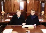  ?? (Photo DPA/MaxPPP) ?? C’est réunis dans le wagon reconstitu­é de l’armistice à Rethondes qu’Emmanuel Macron et Angela Merkel ont signé le livre d’or.
