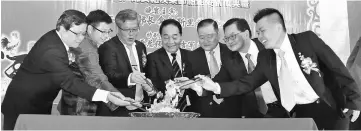  ??  ?? Soon Koh (fourth left) with King Hong on his right and others performing the ‘Lao Sang’ at the Limbang Chinese New Year celebratio­n.