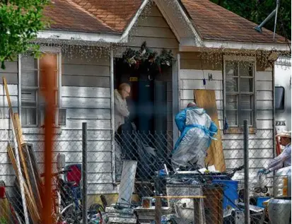  ?? YI-CHIN LEE/HOUSTON CHRONICLE VIA ASSOCIATED PRESS ?? Law enforcemen­t authoritie­s removed bodies from a home in Cleveland, Texas, Saturday.