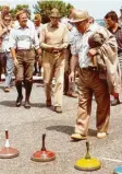  ??  ?? Bundespräs­ident Carl Carstens schaute 1981 auf seiner Wanderung bei den Stockschüt­zen in Pfaffenhau­sen vorbei.