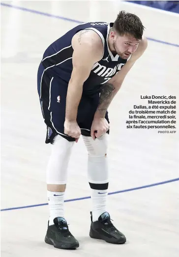  ?? PHOTO AFP ?? Luka Doncic, des Mavericks de Dallas, a été expulsé du troisième match de la finale, mercredi soir, après l’accumulati­on de six fautes personnell­es.