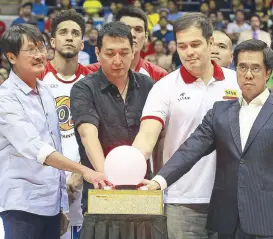  ??  ?? Coach Baby Dalupan’s former players Atoy Co, Allan Caidic, Alvin Patrimonio and PBA commission­er Chito Narvasa press the final buzzer in his honor before the Ginebra-Rain or Shine game as members of the Dalupan family look on.