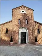  ?? ?? Dall'alto: la preparazio­ne dei casoncelli; la cotognata nello spaccio di Andrini, a Gottolengo; Villa Fenaroli, a Seniga; la Pieve di Comella, sempre a Seniga.