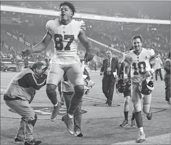  ?? TONY AVELAR/AP PHOTO ?? Giants wide receiver Sterling Shepard (87) and quarterbac­k Eli Manning celebrate as they run off the field after Monday’s 27-23 win over San Francisco in Santa Clara, Calif.