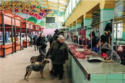  ?? ?? Vecinos compran comida en un mercado de Jersón