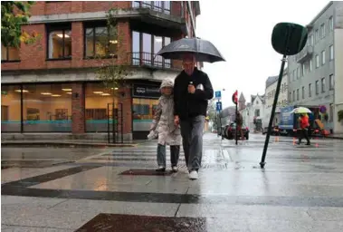  ?? FOTO: ERLEND IVERSEN SKARSHOLT ?? Kjell Røste Fossen (85) og kona Lella Røste Fossen (90) trosset vær og vind for å gå ut å stemme mandag.