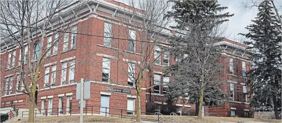  ?? JESSICA NYZNIK EXAMINER ?? The city is considerin­g a heritage designatio­n for King George Public School at Hunter St. E. and Armour Rd.