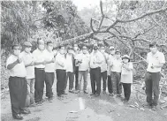  ??  ?? TURUN PADANG: Harden (empat kanan) bersama penduduk pada program berkenaan.