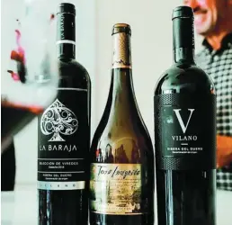  ?? ?? Detalle de los tres vinos de Vilano galardonad­os en 2022