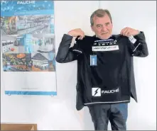  ??  ?? Patrick Zmirou, président du groupe Fauché, présente le maillot qui portera le logo de l’associatio­n « Andréa, on est là »