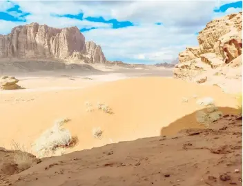  ??  ?? Wadi Rum está localizado al sur de Jordania, a unas tres horas y media en automóvil de Amán, la capital.