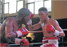  ?? Picture: MARK ANDREWS ?? CAGEY: Nwabisile Cholani, left, and Sivenathi Nontshinga measure each other before exchanging fierce blows in their junior-flyweight bout at Orient .