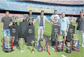  ?? EFE ?? Juntos. Suárez y la vieja guardia del Barca con los trofeos que ganó.