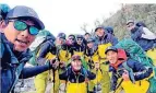  ?? FOTO: LAKPADENDI SHERPA/DPA ?? Die Bergsteige­r erkunden gemeinsam den Mount Cho Oyu.