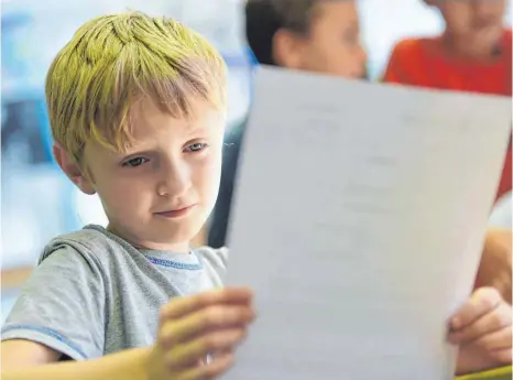  ?? FOTO: DPA ?? Für die Mehrheit der Schüler haben Noten eine große Bedeutung. Umso wichtiger ist es, dass Eltern richtig reagieren, wenn die Zensuren nicht so gut ausfallen wie erhofft.