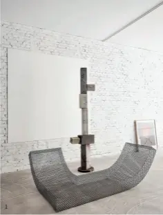  ??  ?? 1 1. KURATERT. Skulpturen i murstein og betong er av norske Magnus Pettersen, Wire S-prototypen i stål er laget av den belgiske duoen Muller van Severen, mens kunstverke­t på gulvet er Chair #1 av Pim Top. Det hvite kvadratet brukes som lerret for filmvisnin­ger.