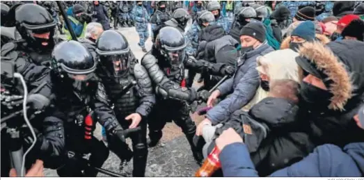  ?? YURI KOCHETKOV / EFE ?? Policías rusos arremeten ayer contra los manifestan­tes a favor del líder opositor Alexei Navalni en el centro de Moscú.