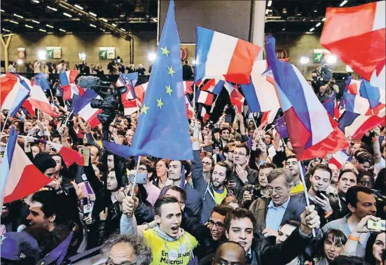  ?? BENOIT TESSIER / REUTERS ?? Seguidors d’Emmanuel Macron celebren a París els primers resultats entre banderes franceses i de la Unió Europea