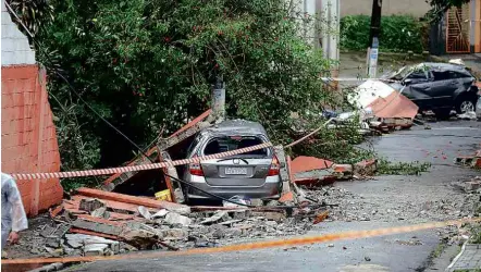  ?? Joel Silva/Folhapress ?? Carro destruído após desabament­o de muro em uma chácara na zona leste de São Paulo onde ocorria festa universitá­ria