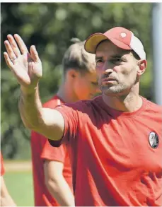  ?? FOTO: SC FREIBURG ?? Bernhard Weis, zwischen 2000 und 2002 Spieler bei Eintracht Trier und später Trainer im Jugend- und Herrenbere­ich des SVE, coacht aktuell die U 19 des SC Freiburg, mit der er im Endspiel um den A-Junioren-DFB-Pokal steht.