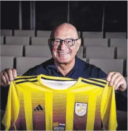  ?? Jordi Otix ?? Xavi Llorens, con la camiseta de la selección catalana femenina.