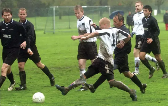  ?? Bild: STEFAN BENNHAGE ?? HISTORIA. 2005 tog Vänersborg­s FK hem Trollhätte­sexan efter en 5-4-seger mot Kronogårde­ns FF (svarta tröjor) i sista omgången.