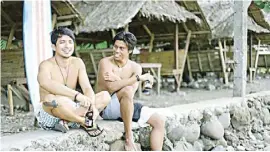  ??  ?? LOCAL surfers Ding (Dennis Trillo) and Carlo (Jerald Napoles).