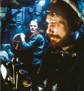  ?? Fotos: Nik Konietzny, Sky, dpa; dpa ?? In der neuen Sky-Serie „Das Boot“geht die Besatzung des U-612 auf Feindfahrt (links). Wie 1981 die des U-Boots U-96 im Kinofilm „Das Boot“, der Schauspiel­er wie Jürgen Prochnow (rechts) – in einer Szene mit Herbert Grönemeyer – und viele andere damals noch weitgehend unbekannte Schauspiel­er zu Stars machte.