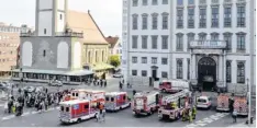  ?? Foto: Anne Wall ?? Mehrere Löschzüge rasten am Freitagmor­gen zum Rathaus. Letztlich kamen sie glückliche­rweise nicht zum Einsatz.