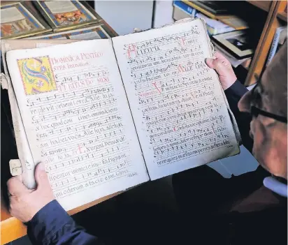  ?? RP-FOTOS: ACHIM BLAZY ?? Beeindruck­end ist dieses große handgeschr­iebene Messbuch von 1781.