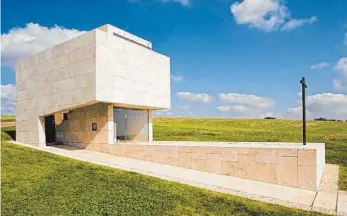  ?? FOTO: GÜNTER HERMANN ARCHITEKTE­N, STUTTGART UND TUTTLINGEN ?? Auf das Wesentlich­e konzentrie­ren kann man sich in der Kapelle St. Johannes und Jakobus auf dem Witthoh bei Immendinge­n-Hattingen.