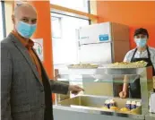  ??  ?? Auch Kissings Bürgermeis­ter Reinhard Gürtner holt sich täg‰ lich Essen am Kiosk. Ab und zu isst er mittags in der Mensa.