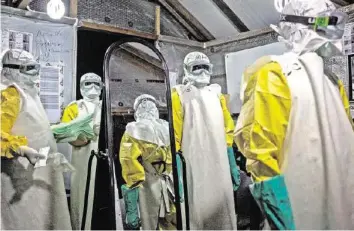  ?? AP ?? Gesundheit­spersonal, unterstütz­t von Médecins sans Frontières, kämpft gegen das tödliche Ebola-virus.