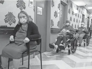  ?? YUKI IWAMURA/AP ?? Nursing home residents wait for coronaviru­s vaccinatio­ns at Harlem Center for Nursing and Rehabilita­tion on Friday in New York City.